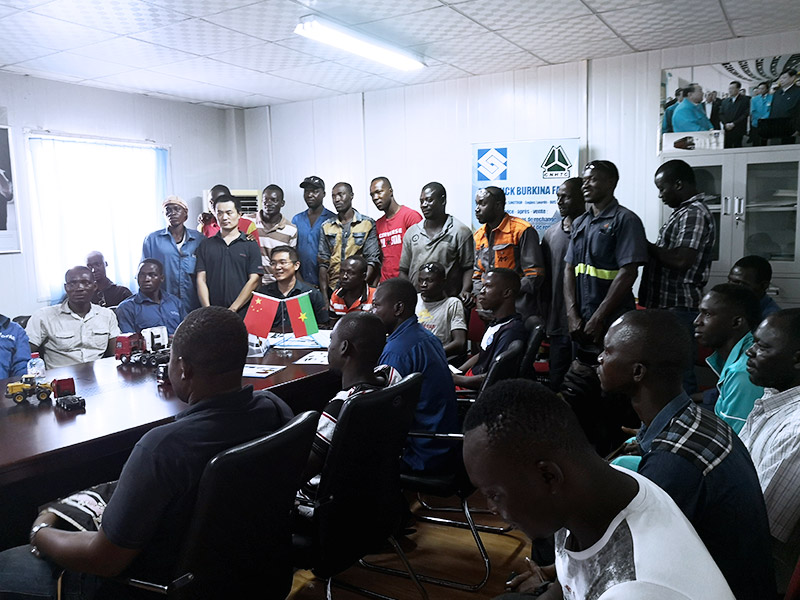 Les formateurs de SINOTRUK offrent une gamme complète de formations techniques et de service après-vente aux concessionnaires et clients du Burkina Faso afin d